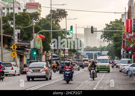 GEORGE TOWN, MALAYSIA - 20. MÄRZ 2018: Straßenverkehr in George Town, Malaysia Stockfoto