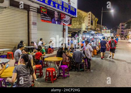 GEORGE TOWN, MALAYSIA - 20. MÄRZ 2018: Abendansicht der Essensstände im Freien in George Town, Malaysia Stockfoto