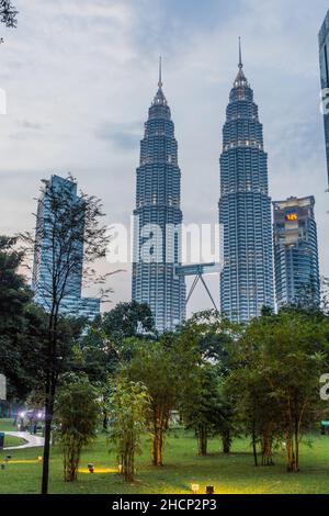 KUALA LUMPUR, MALAYSIA - 22. MÄRZ 2018: Petronas Towers Gebäude in Kuala Lumpur, Malaysia. Stockfoto