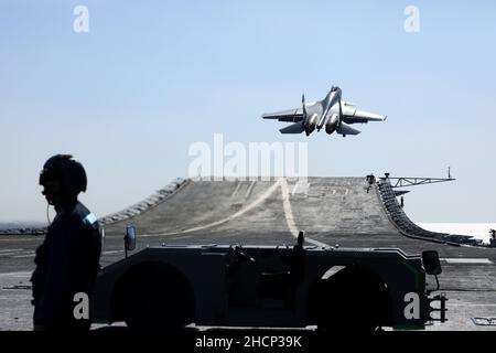 (211231) -- PEKING, 31. Dezember 2021 (Xinhua) -- Undatiertes Aktenfoto zeigt einen Carrier-basierten J-15-Kampfjet, der während des Kampftrainings im offenen Meer abheben soll. Die Liaoning-Flugzeugträger-Formation der chinesischen Marine kehrte am 30. Dezember 2021 in einen Militärhafen in Qingdao, der ostchinesischen Provinz Shandong, zurück und schloss mehr als 20 Tage offener Kampfausbildung ab. Die Übung, die am 9. Dezember begann, führte die Formation in verschiedene Gewässer, vom Gelben Meer über das Ostchinesische Meer und den Westpazifik, und hat die Kampffähigkeit der Formation verbessert, so eine offizielle Erklärung. (Foto von Hu Shanmin/Xi Stockfoto