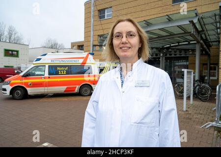 Greifswald, Deutschland. 17th Dez 2021. Vor der Kinderklinik steht Almut Meyer-Bahlburg, Oberarzt an der Kinderklinik des Universitätsklinikums Greifswald (UMG). Nach einer Studie des Universitätsklinikums Greifswald (UMG) ist die Zahl der nicht erkannten Corona-Infektionen bei Kindern und Jugendlichen in Vorpommern weiterhin gering. (To dpa: 'Studie: Corona-Dunkelrate bei Kindern in Vorpommern immer noch niedrig') Quelle: Stefan Sauer/dpa/Alamy Live News Stockfoto