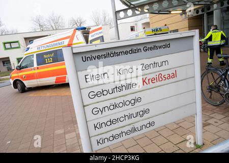 Greifswald, Deutschland. 17th Dez 2021. Blick auf ein Schild am Universitätsklinikum Greifswald (UMG). Nach einer Studie des Universitätsklinikums Greifswald (UMG) ist die Zahl der nicht erkannten Corona-Infektionen bei Kindern und Jugendlichen in Vorpommern weiterhin gering. (To dpa: 'Studie: Corona-Dunkelrate bei Kindern in Vorpommern immer noch niedrig') Quelle: Stefan Sauer/dpa/Alamy Live News Stockfoto