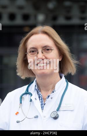 Greifswald, Deutschland. 17th Dez 2021. Vor der Kinderklinik steht Almut Meyer-Bahlburg, Oberarzt an der Kinderklinik des Universitätsklinikums Greifswald (UMG). Nach einer Studie des Universitätsklinikums Greifswald (UMG) ist die Zahl der nicht erkannten Corona-Infektionen bei Kindern und Jugendlichen in Vorpommern weiterhin gering. (To dpa: 'Studie: Corona-Dunkelrate bei Kindern in Vorpommern immer noch niedrig') Quelle: Stefan Sauer/dpa/Alamy Live News Stockfoto