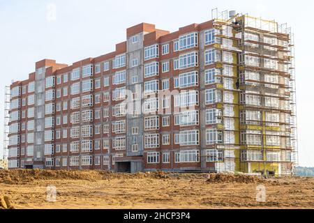 Abschluss des Baus eines Wohngebäudes, Installation von Fensterblöcken und Isolierung von Außenwänden mit anschließender Fertigstellung, se Stockfoto