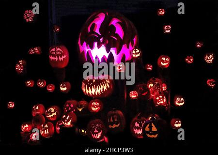 Viele geschnitzte Kürbisse beim Jack-O-Lantern Spectacular in Providence, Rhode Island Stockfoto