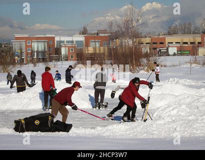Vancouver, Kanada. 30th Dez 2021. Am 30. Dezember 2021 spielen Menschen in Vancouver, British Columbia, Kanada, nach einem nächtlichen Schneefall Eishockey. Starker Schneefall hat die Region Metro Vancouver am Donnerstag überschüttet. Quelle: Liang Sen/Xinhua/Alamy Live News Stockfoto