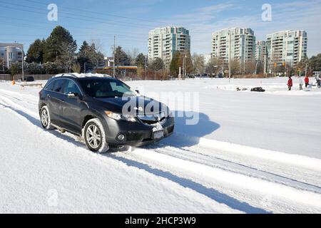 Vancouver, Kanada. 30th Dez 2021. Nach einem nächtlichen Schneefall in Richmond, British Columbia, Kanada, fährt am 30. Dezember 2021 ein Auto auf dem Schnee. Starker Schneefall hat die Region Metro Vancouver am Donnerstag überschüttet. Quelle: Liang Sen/Xinhua/Alamy Live News Stockfoto