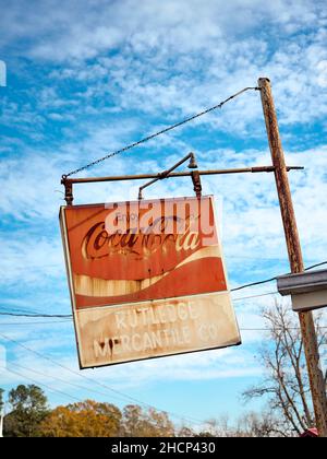 Altes uriges altes Coca-Cola-Schild, das vor einem verlassenen Geschäft im ländlichen Alabama, USA, hängt. Stockfoto