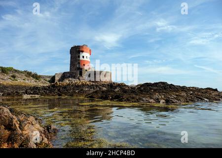 Archirondelturm. Erbaut auf der La Roche Rondel in der St. Catherine's Bay. Ursprünglich eine Gezeiteninsel. Ein Damm, der Teil eines Wellenbrechers sein sollte. Stockfoto