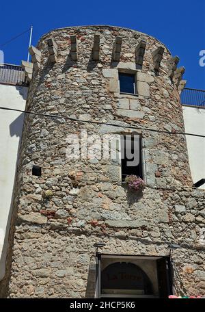 Großer Straßenturm in Arenys de Mar in der Provinz Maresme in Barcelona, Katalonien, Spanien Stockfoto