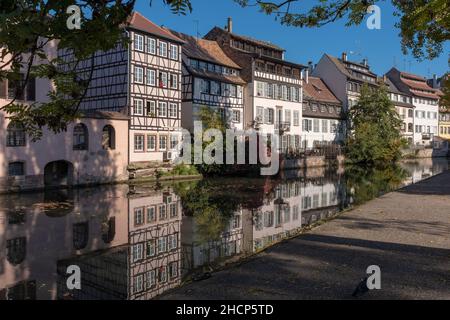 Fachwerkhäuser des Viertels Petite France in Straßburg, Frankreich, die an einem sonnigen Herbstnachmittag ohne Menschen über den Fluss Ill reflektieren Stockfoto
