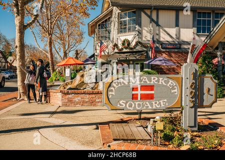 Solvang, Kalifornien, USA - 28. Dezember 2021 Denmarket Square in Solvang, Stadt im südkalifornischen Santa Ynez Valley, ist für seine Tradition bekannt Stockfoto