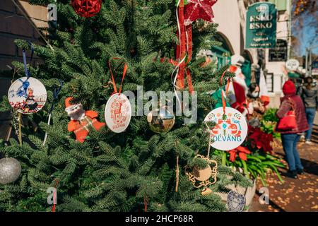 Solvang, Kalifornien, USA - 28. Dezember 2021 Urlaub in Solvang, Kalifornien. Weihnachtsbaum mit Dekorationen auf der Stadtstraße im sonnigen Dezember Stockfoto