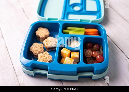 Bento-Box-Set für das Mittagessen in der Kinderschule, Optionen für gesunde Ernährung für Kleinkinder und kleine Kinder. Fingerfood Mittagsideen für Kinder. Stockfoto