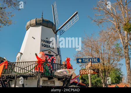 Solvang, California, USA - 28. Dezember 2021 Innenstadt von Solvang, Hamlet Square Market und Plaza mit Touristen, Santa Barbara County, Kalifornien Stockfoto