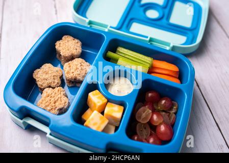 Bento-Box-Set für das Mittagessen in der Kinderschule, Optionen für gesunde Ernährung für Kleinkinder und kleine Kinder. Fingerfood Mittagsideen für Kinder. Stockfoto