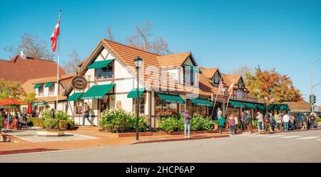 Solvang, California, USA - 28. Dezember 2021 Innenstadt von Solvang, Restaurants mit Menschen, Blick auf die Straße, Touristen. Solvang ist eine Stadt im Süden von Calif Stockfoto