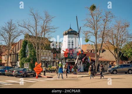 Solvang, California, USA - 28. Dezember 2021 Innenstadt von Solvang, Hamlet Square Market und Plaza mit Touristen, Santa Barbara County, Kalifornien Stockfoto