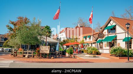 Solvang, California, USA - 28. Dezember 2021 Innenstadt von Solvang, Restaurants mit Menschen, Blick auf die Straße, Touristen. Solvang ist eine Stadt im Süden von Calif Stockfoto