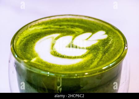 Matcha Grüner Tee Latte aus nächster Nähe. Stockfoto