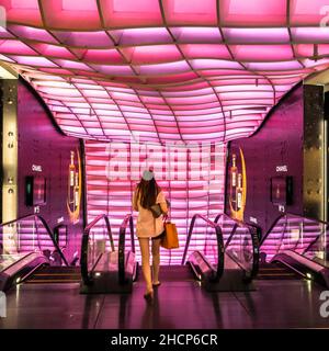 Erstaunliche Rolltreppe von Ion Orchard mit speziellen Lichteffekten und interessantem Wellendesign, um eine fantastische Aussicht beim Absteigen der Rolltreppe zu bieten. Stockfoto