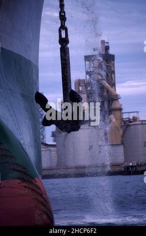 GROSSES CONTAINERSCHIFF, DAS ANKER HEBT, HAFEN ADELAIDE, SÜDAUSTRALIEN. Stockfoto