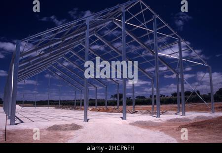 METALLRAHMEN FÜR DEN BAU EINES GROSSEN INDUSTRIESCHUPPEN, ADELAIDE, SÜDAUSTRALIEN Stockfoto