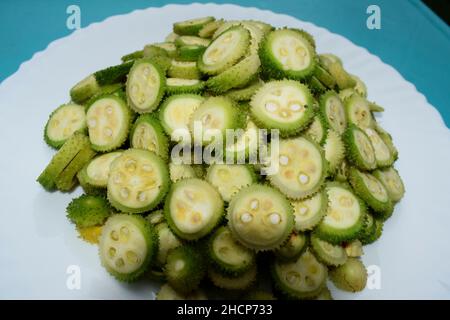 Gehackt und in dünne Scheiben geschnitten indischen Gemüse rohen Spiny Kürbisse auch bekannt als Kantola. Vorbereitung auf Spinygourd-Rezept Zutaten zu machen Stockfoto