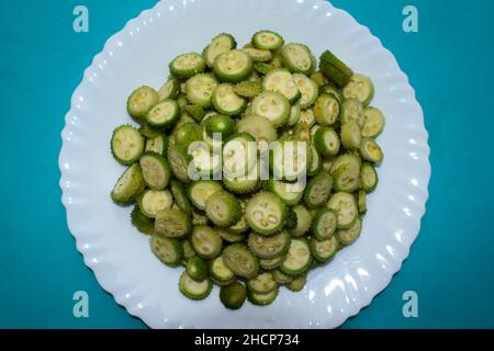 Gehackt und in dünne Scheiben geschnitten indischen Gemüse rohen Spiny Kürbisse auch bekannt als Kantola. Vorbereitung auf Spinygourd-Rezept Zutaten zu machen Stockfoto