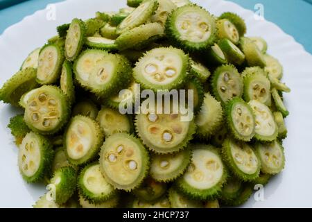 Gehackt und in dünne Scheiben geschnitten indischen Gemüse rohen Spiny Kürbisse auch bekannt als Kantola. Vorbereitung auf Spinygourd-Rezept Zutaten zu machen Stockfoto