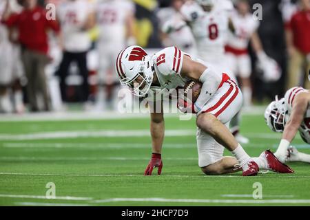 Halbzeit. 30th Dez 2021. Sicherheit der Wisconsin Dachse John Torchio (15) fängt den Fußball während des SRS Distribution Las Vegas Bowl ab, in dem die Wisconsin Dachse und die Arizona State Sun Devils im Allegiant Stadium in Las Vegas, NV, zu sehen sind. Die Wisconsin Dachse führen die Arizona State Sun Devils 20 bis 6 zur Halbzeit an. Christopher Trim/CSM/Alamy Live News Stockfoto