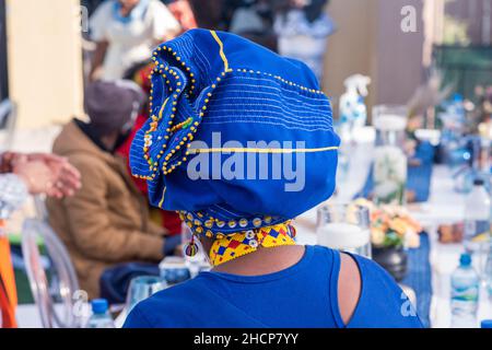 Frau mit blauem Kopftuch von hinten geschossen Stockfoto