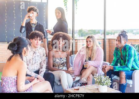 Freunde plaudern auf der Terrasse bei einem Drink Stockfoto