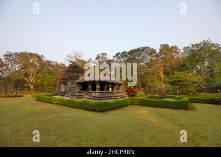 Mahadev-Tempel façade. Erbaut von Hemadri, dem Minister von Yadava König Ramachandra im 12th/13th Jahrhundert, Kadamba Periode. Tambdi Surla, Goa, Indien Stockfoto