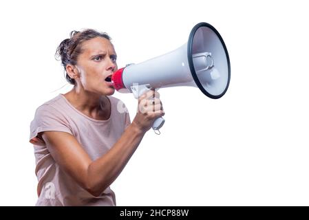 Eine Erwachsene Frau, die in Lautsprechern auf weißem Hintergrund schreit Stockfoto