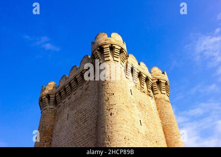 Eine wunderschöne viereckige Festung in Mardakan. Aserbaidschan. Stockfoto