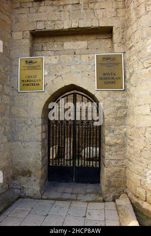 Das Tor zur viereckigen Festung in Mardakan. Aserbaidschan. Stockfoto