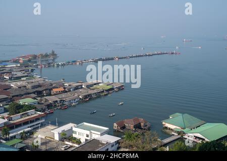 Luftaufnahme der Uferpromenade von Sriracha und des Piers mit schwimmenden Gebäuden und kleinen Booten an einem hellen, sonnigen Tag Stockfoto