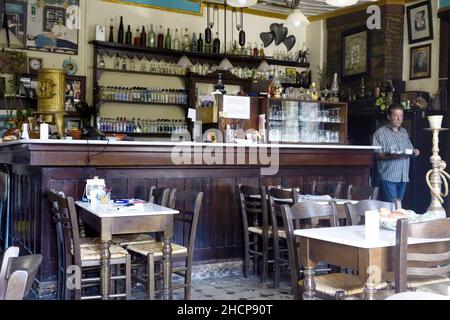 Innenraum von Kafeneio Ermis. Das älteste Café in Mytilini, Lesbos, Griechenland Stockfoto