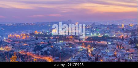 Blick auf die alte und neue Stadt von Jerusalem bei Sonnenuntergang, vom Mount Scopus aus gesehen. Israel Stockfoto