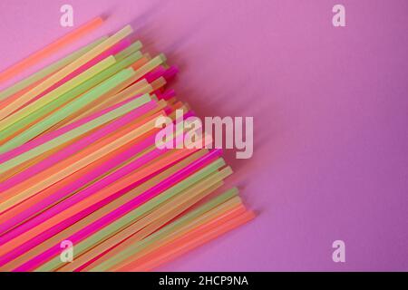 Bunte Trinkhalme von direkt oben geschossen Stockfoto