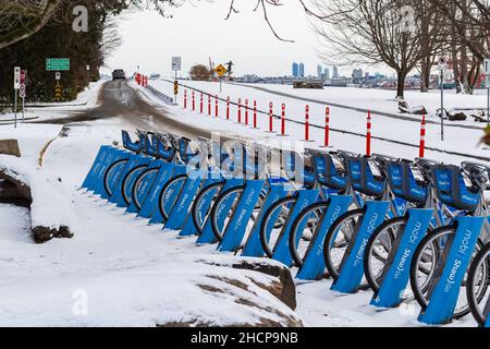 Fahrradverleih vor Ort an der Stadtstraße. Konzept der öffentlichen Verkehrsmittel. Blue Bikes stehen zur Miete in Vancouver BC, Kanada-Dezember 26,2021. N Stockfoto