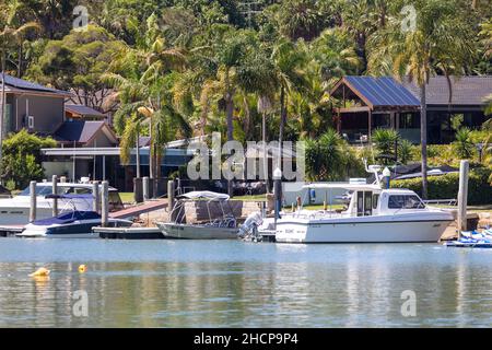 Teure Häuser am Wasser in Sydney mit eigenem Steg und Werften mit Booten und Yachten im Vorort von Sydney, Newport auf Pittwater, Australien Stockfoto