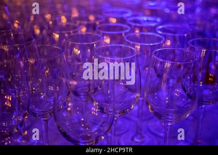 Eine Sammlung von Weingläsern auf einer Theke bereit, abstrakte Bild zu verwenden Stockfoto