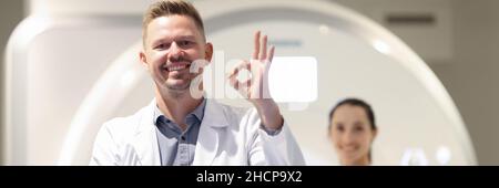 Arzt und Patient führen CT, MRT oder PET medizinische Untersuchung im Labor des modernen Krankenhauses Stockfoto