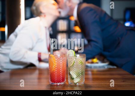 Zwei Senioren, die sich während ihres romantischen Termins küssen Stockfoto