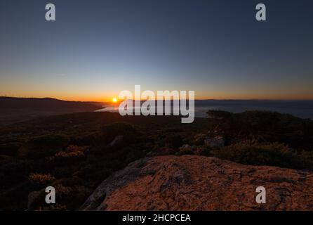 Sonnenaufgang über Tarifa mit einem schönen Blick über die Küste Stockfoto