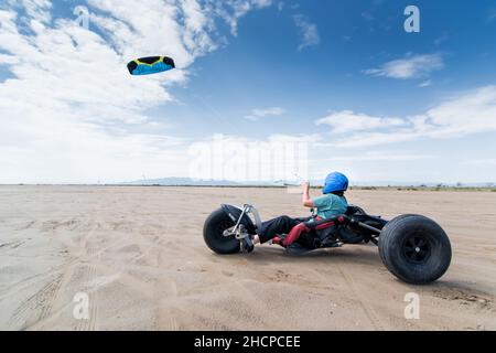 Kite Buggy am Strand bei Sonnenuntergang. Delta del Ebro Spanien Stockfoto