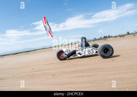 Kite Buggy am Strand bei Sonnenuntergang. Delta del Ebro Spanien Stockfoto