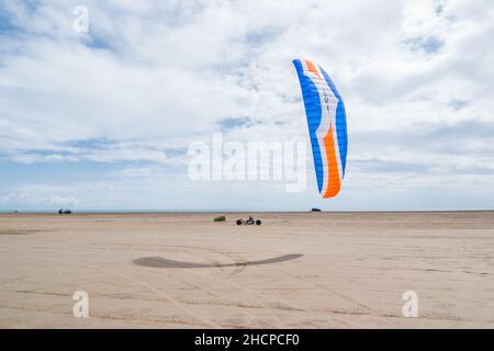Kite Buggy am Strand bei Sonnenuntergang. Delta del Ebro Spanien Stockfoto